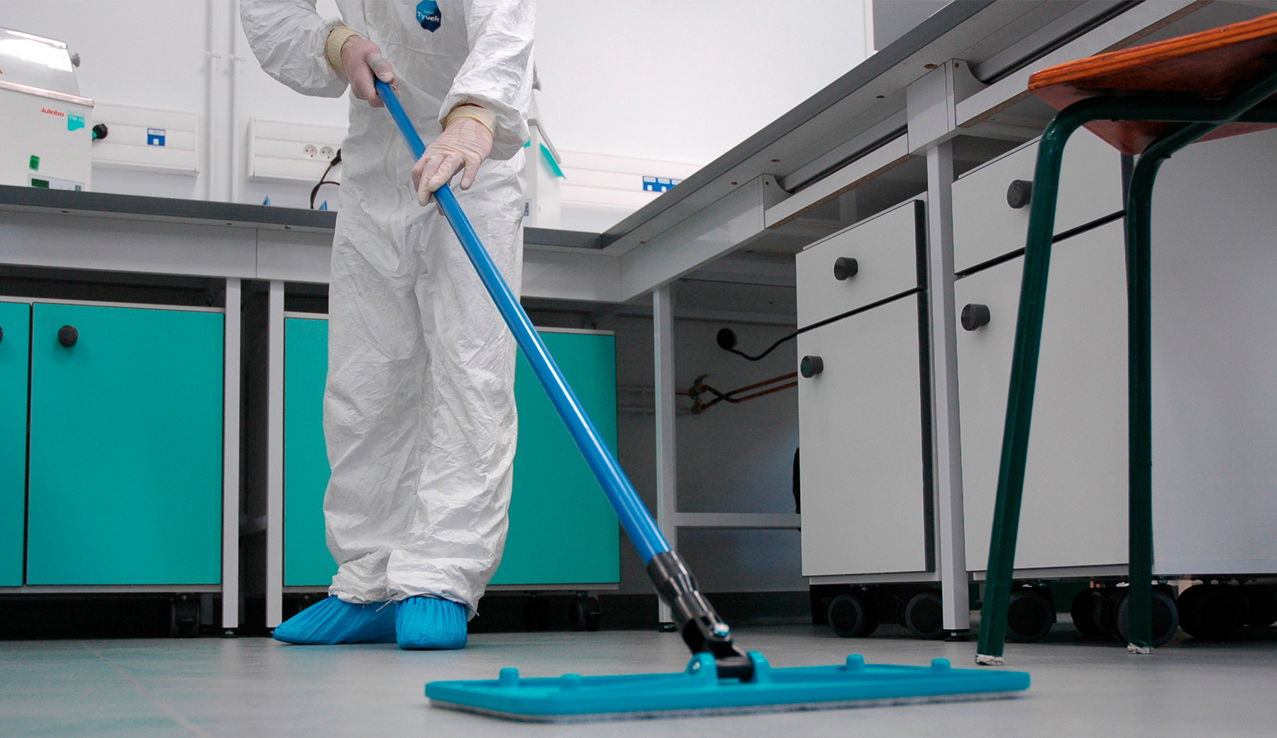 CETEP - désinfection-laboratoire-equipement-bionettoyage-locaux-sensibles Le Cabinet CETEP bénéficie d’une expérience et d’un savoir-faire important dans la désinfection et le bionettoyage de locaux à risques, tels que les laboratoires de sécurité microbiologique (salle blanche, salle propre), les hôpitaux (bloc opératoire)..