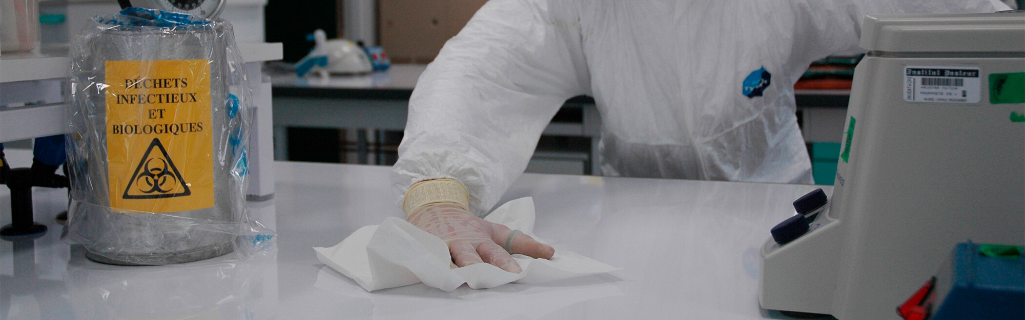 Le Cabinet CETEP bénéficie d’une expérience et d’un savoir-faire dans la désinfection des matériels et équipements tels que les Postes de Sécurité Microbiologique (PSM), les centrales de traitement d’air, les incubateurs à CO2, etc.