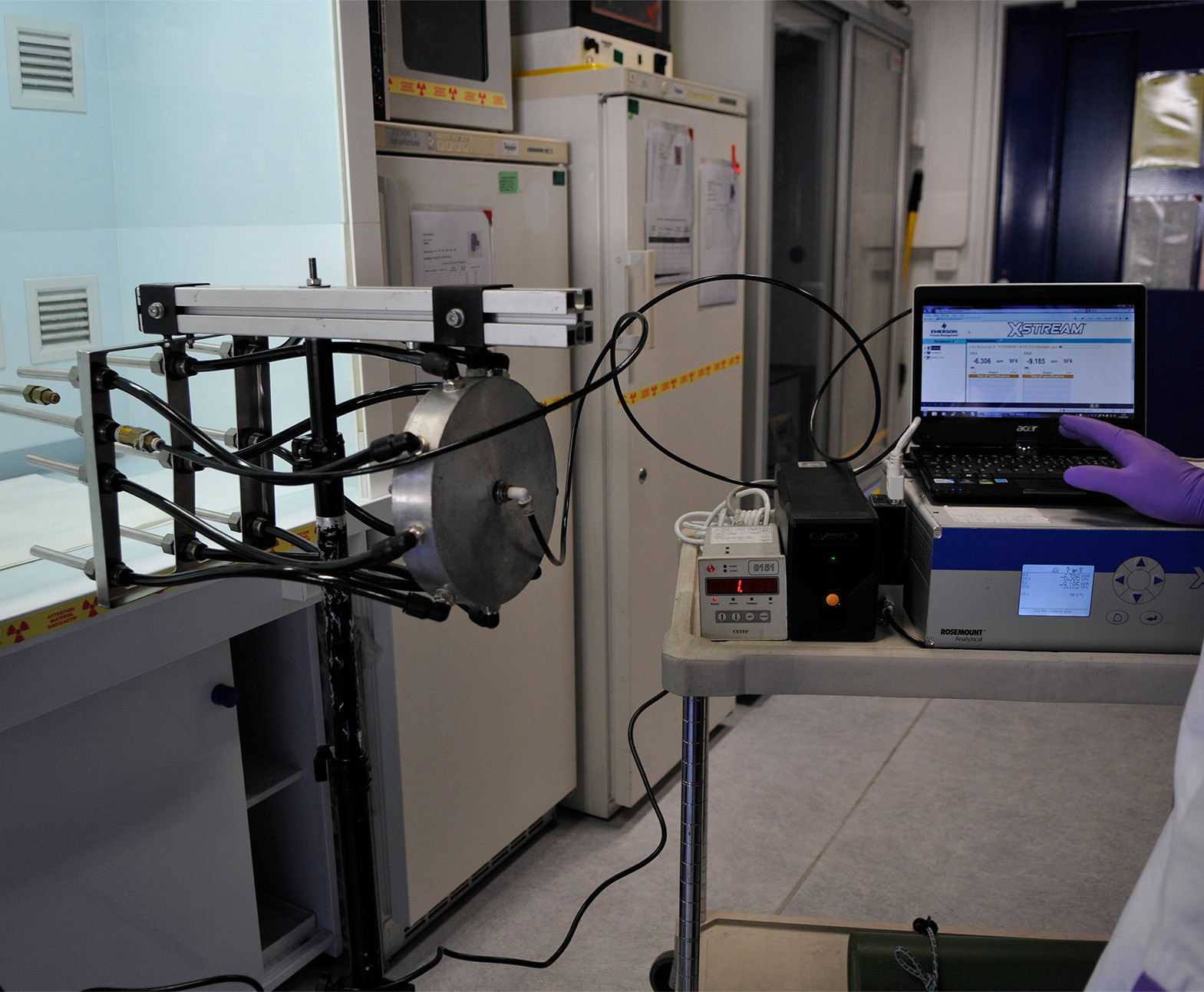 Pour vous aider à garantir la sécurité des personnes, des biens et des produits vis-à-vis des risques particulaires chimiques et microbiologiques, CETEP utilise une technique performante : l’utilisation du gaz traceur.