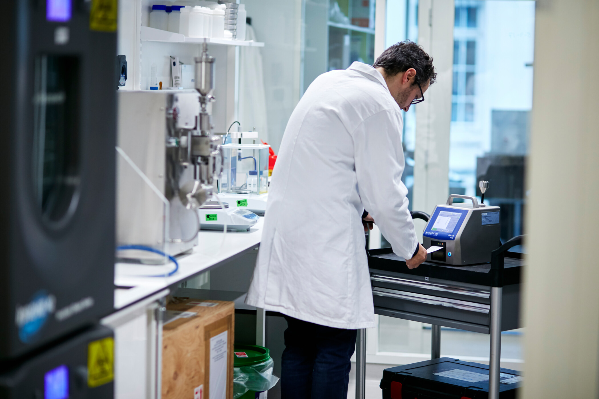 CETEP-controle-salle-propre-production CETEP réalise le contrôle des salles propres et locaux sensibles au sein de salles propres de productions mais également de laboratoires microbiologiques, salles d’opération, salles de production pharmaceutique, salles de production industrielle…