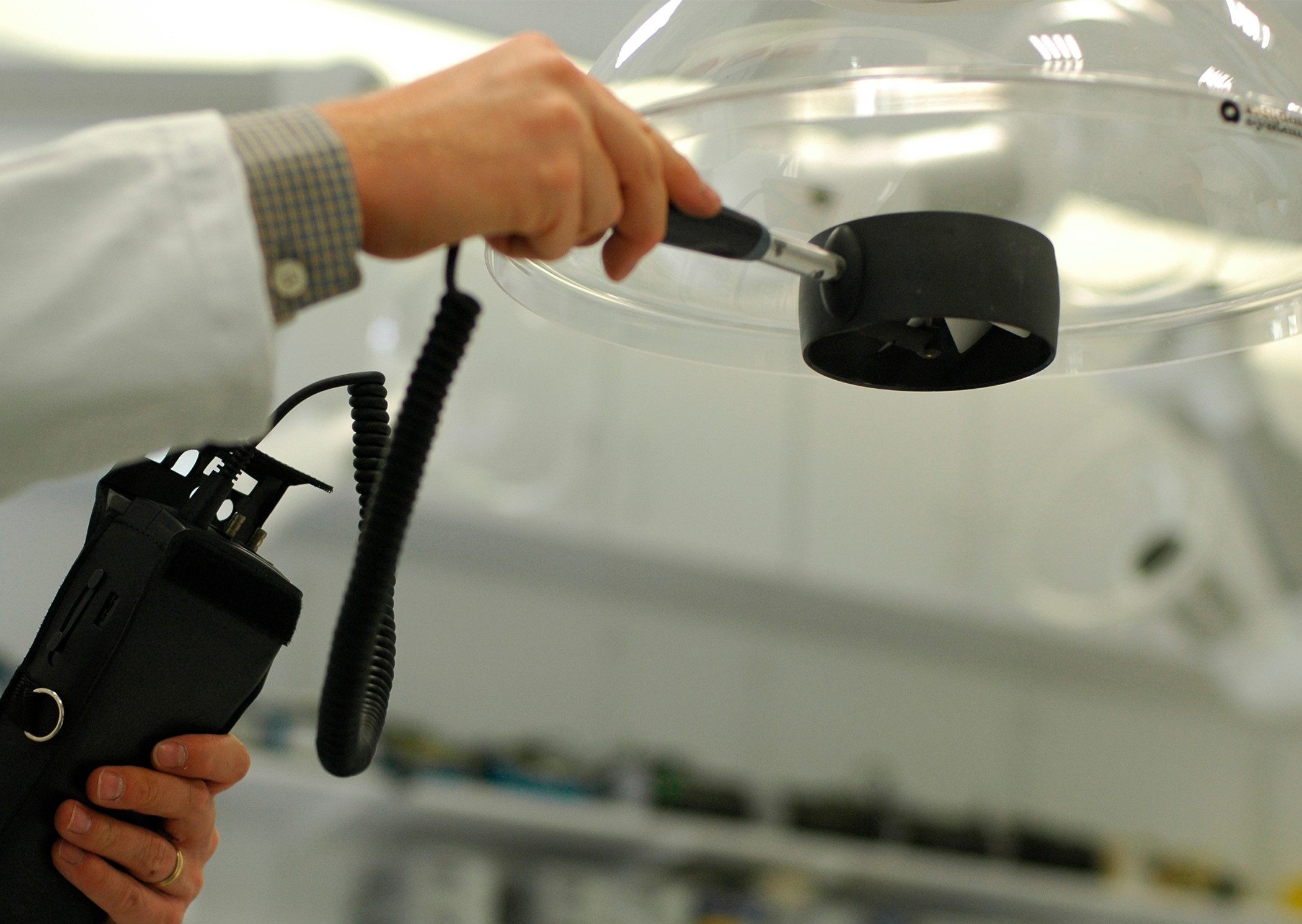 CETEP – Expert en contrôle des dispositifs d’extraction de poste de travail : bras articulé et hotte d’extraction. Nous sommes en mesure de réaliser les contrôles des dispositifs d’extraction au poste de travail par mesure débimétrique et gaz traceur.