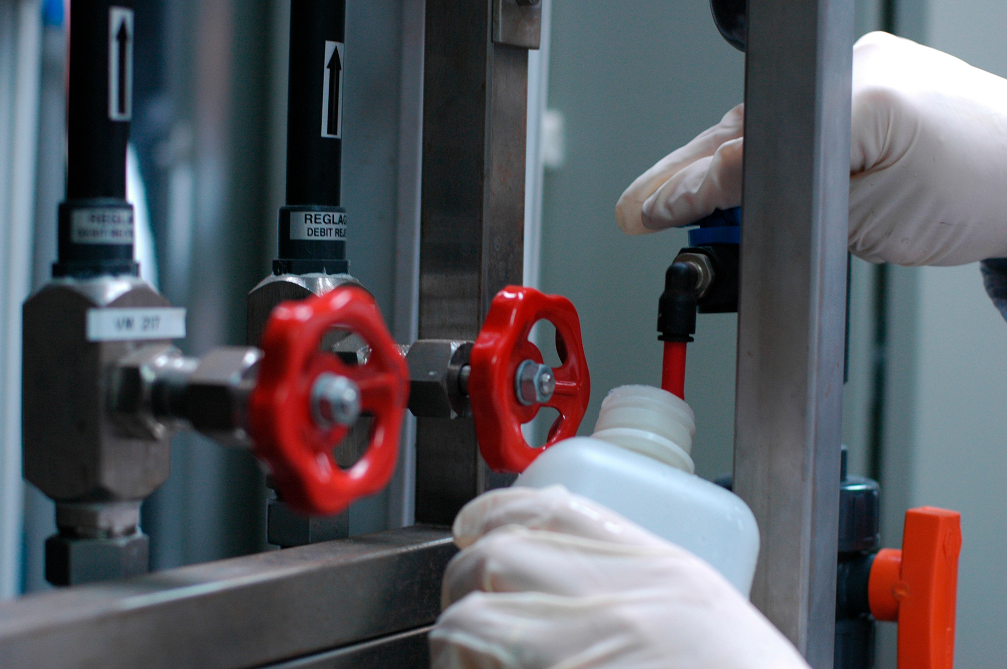 CETEP- analyse-air-eau-1 CETEP est spécialisé dans l'analyse de l’air et de l’eau : contrôle de biocontamination de l'air et des surfaces, contrôle des polluants chimiques air intérieur et recherches spécifiques microorganismes dans l'air ou l'eau.